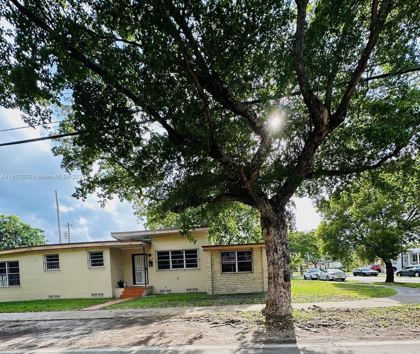 For Sale: $690,000 (5 beds, 2 baths, 1525 Square Feet)