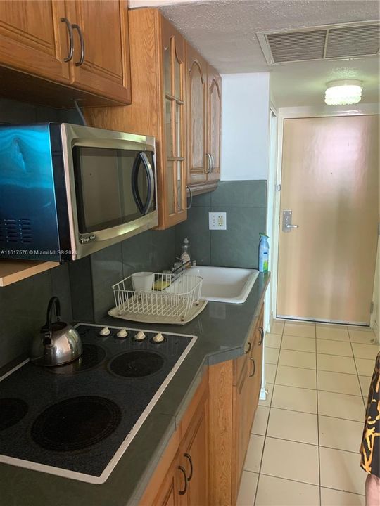 For Rent: $2,200 (0 beds, 1 baths, 410 Square Feet)