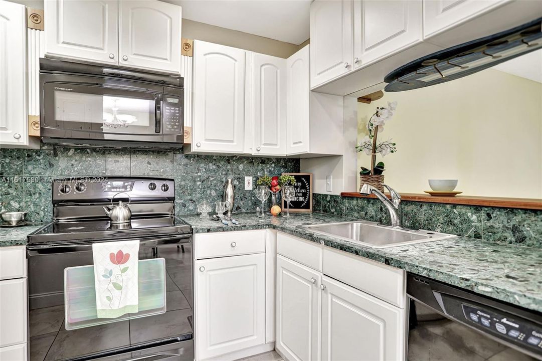 For Sale: $250,000 (2 beds, 2 baths, 1275 Square Feet)