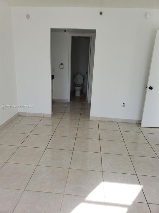 For Rent: $1,950 (1 beds, 1 baths, 918 Square Feet)