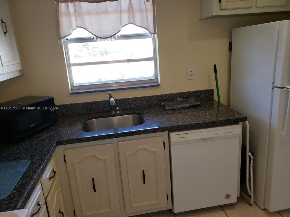 For Rent: $1,950 (1 beds, 1 baths, 918 Square Feet)