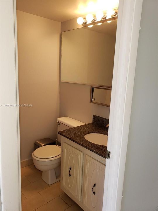 For Rent: $1,950 (1 beds, 1 baths, 918 Square Feet)