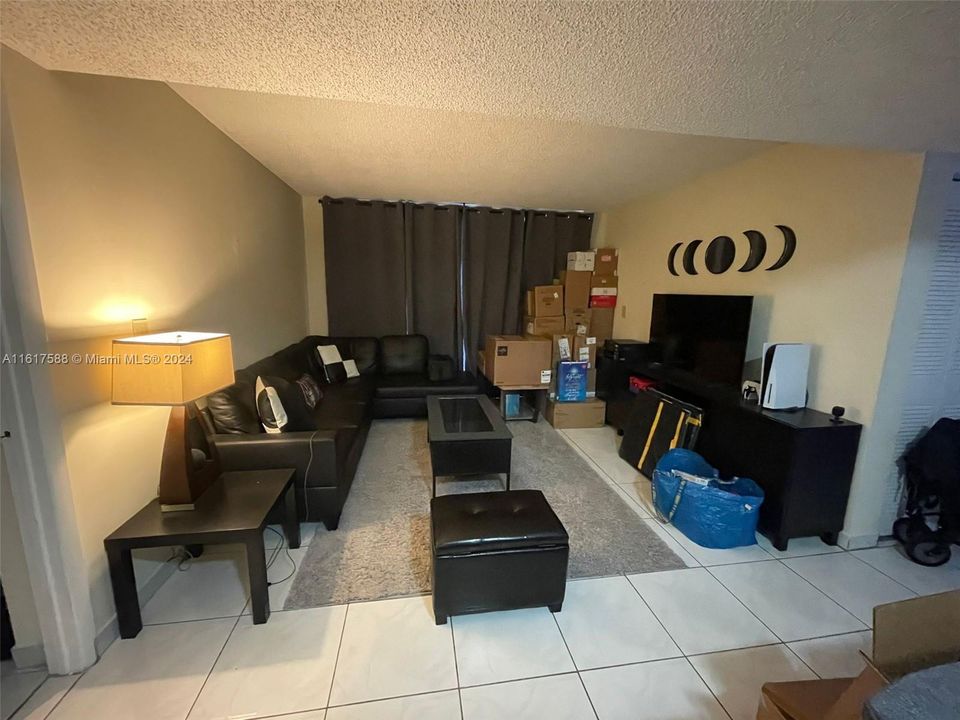 For Rent: $2,200 (2 beds, 2 baths, 827 Square Feet)