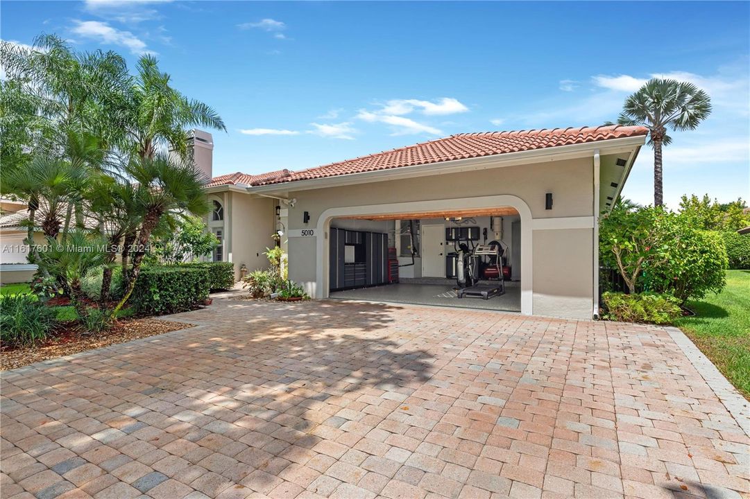 Recently Sold: $885,000 (4 beds, 2 baths, 2409 Square Feet)