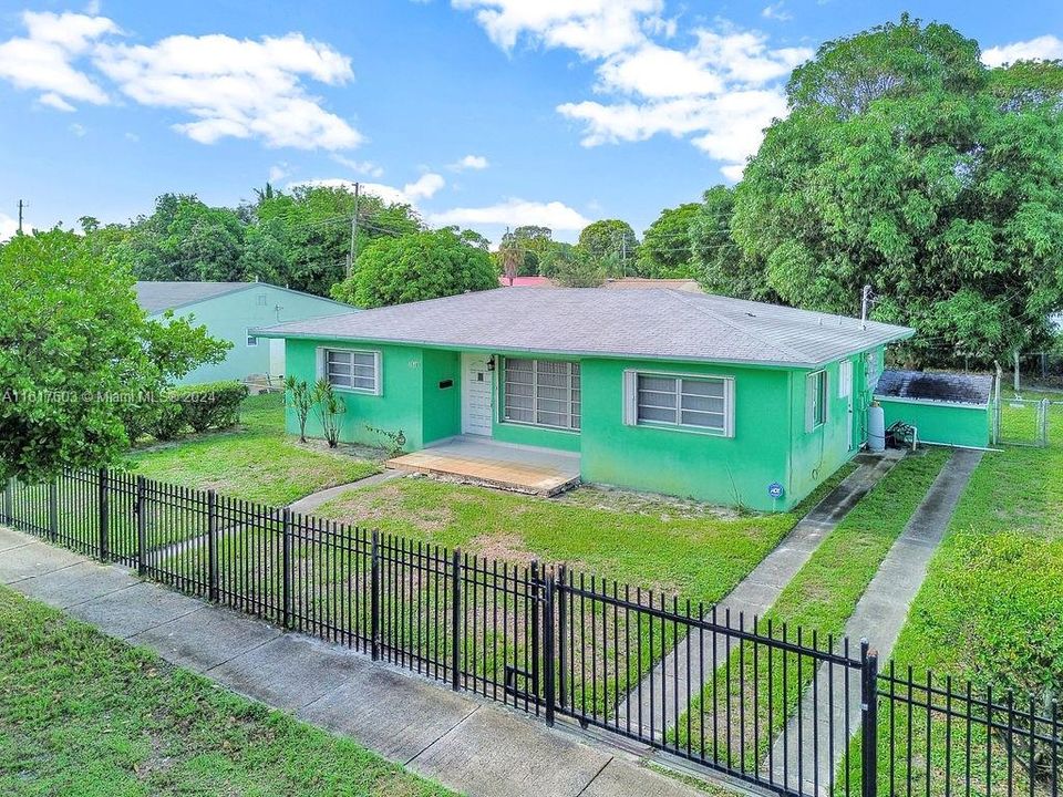 For Sale: $449,000 (3 beds, 1 baths, 1216 Square Feet)