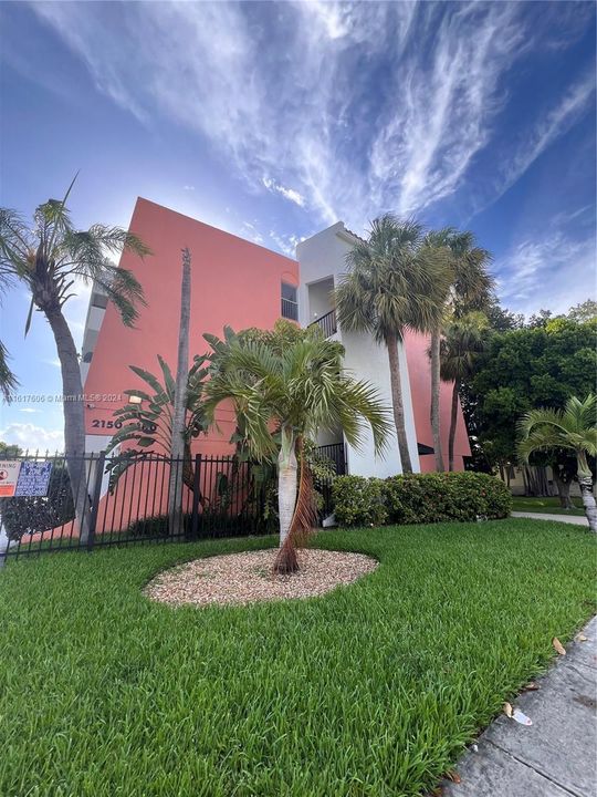 Recently Rented: $2,590 (2 beds, 1 baths, 831 Square Feet)