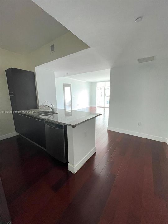 Recently Rented: $4,000 (2 beds, 2 baths, 1101 Square Feet)