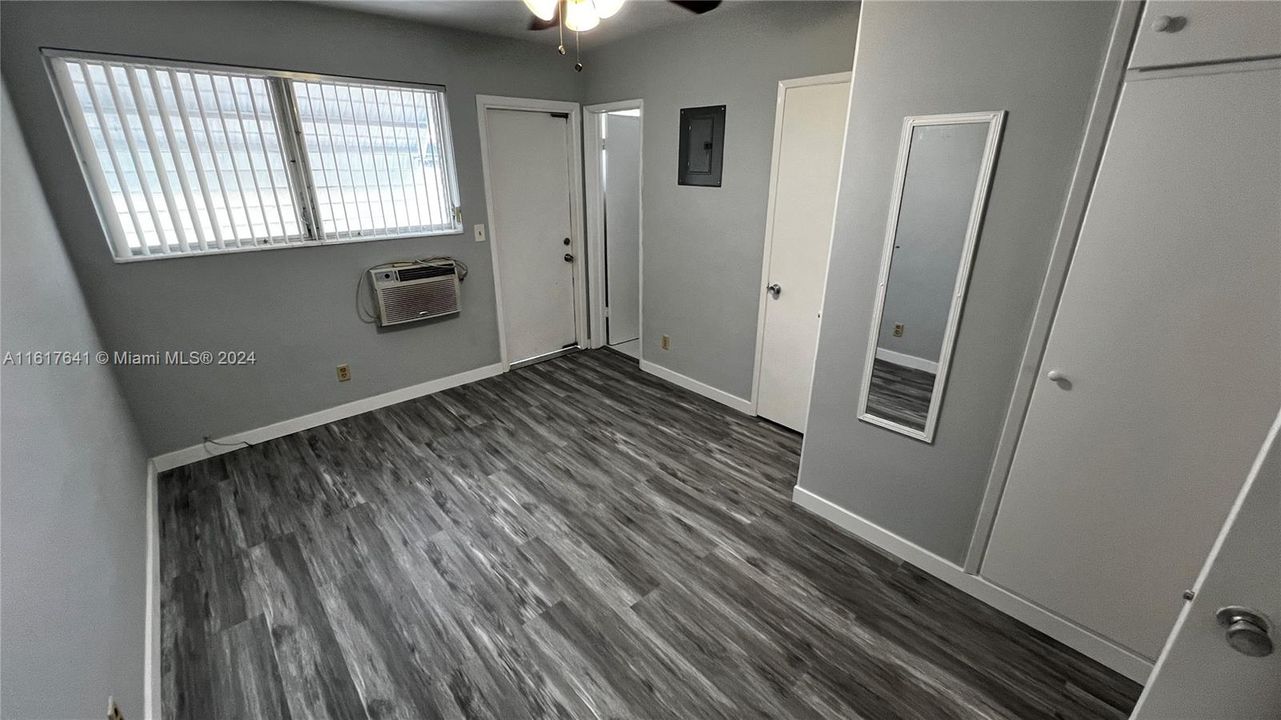 For Sale: $189,000 (1 beds, 1 baths, 420 Square Feet)