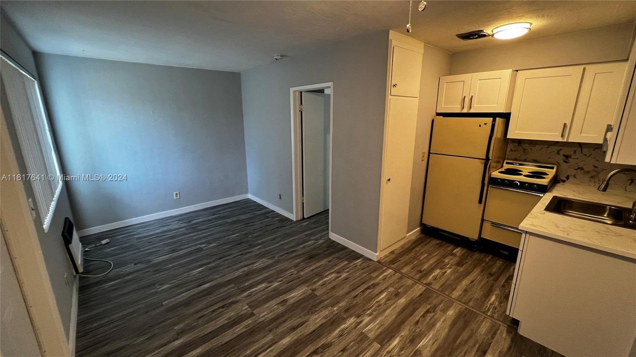 For Sale: $189,000 (1 beds, 1 baths, 420 Square Feet)