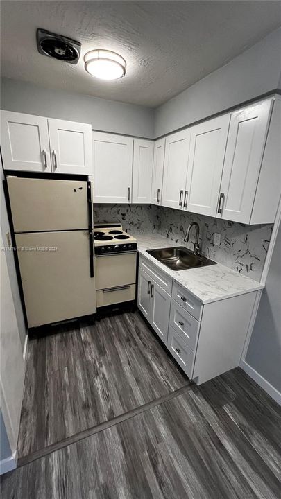 For Sale: $189,000 (1 beds, 1 baths, 420 Square Feet)