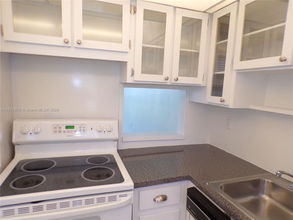 For Sale: $210,000 (1 beds, 1 baths, 768 Square Feet)