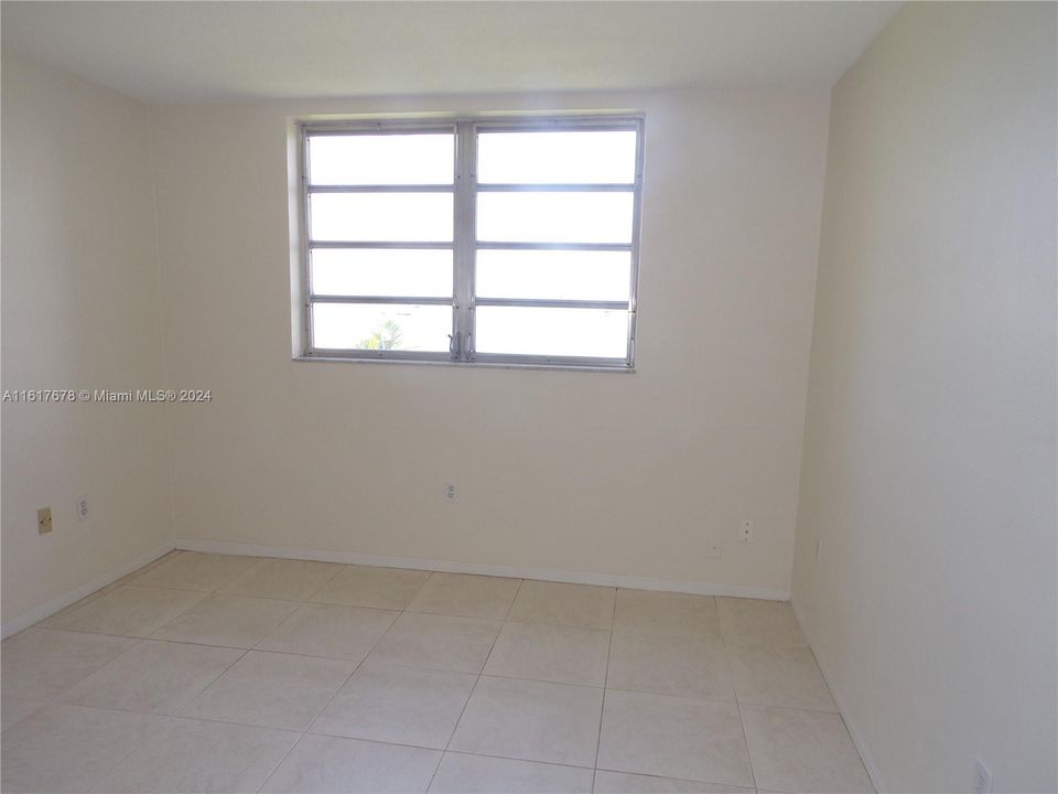 For Sale: $210,000 (1 beds, 1 baths, 768 Square Feet)