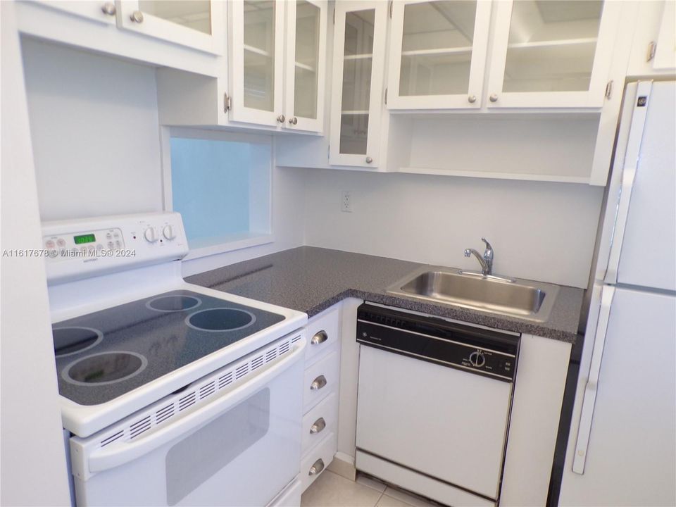 For Sale: $210,000 (1 beds, 1 baths, 768 Square Feet)