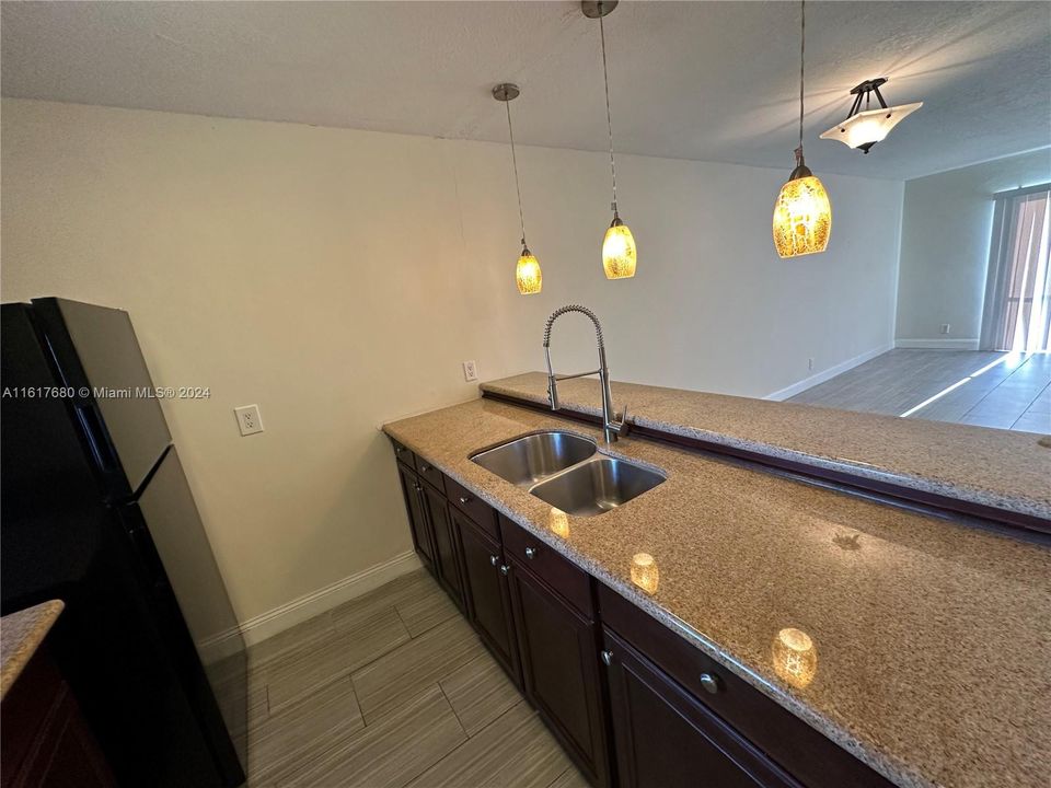 For Rent: $1,750 (1 beds, 1 baths, 700 Square Feet)