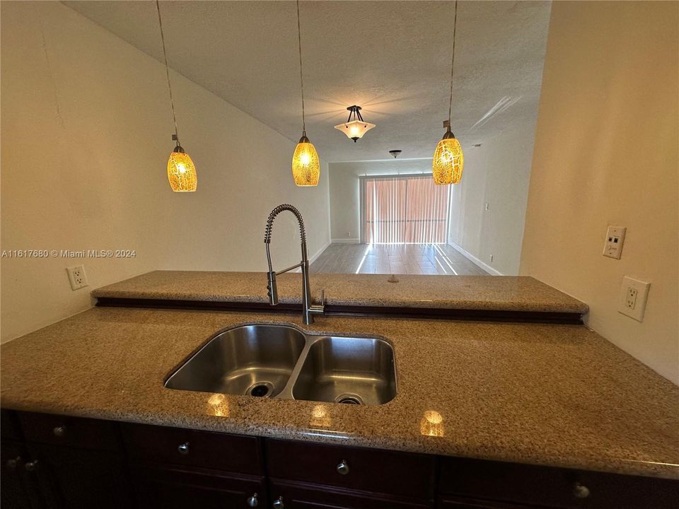 For Rent: $1,750 (1 beds, 1 baths, 700 Square Feet)