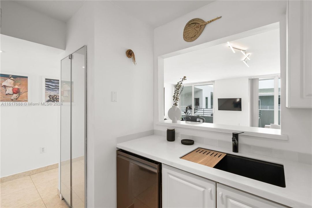 For Sale: $519,900 (1 beds, 1 baths, 720 Square Feet)