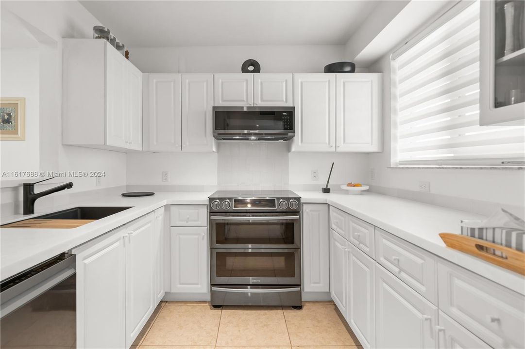 For Sale: $519,900 (1 beds, 1 baths, 720 Square Feet)