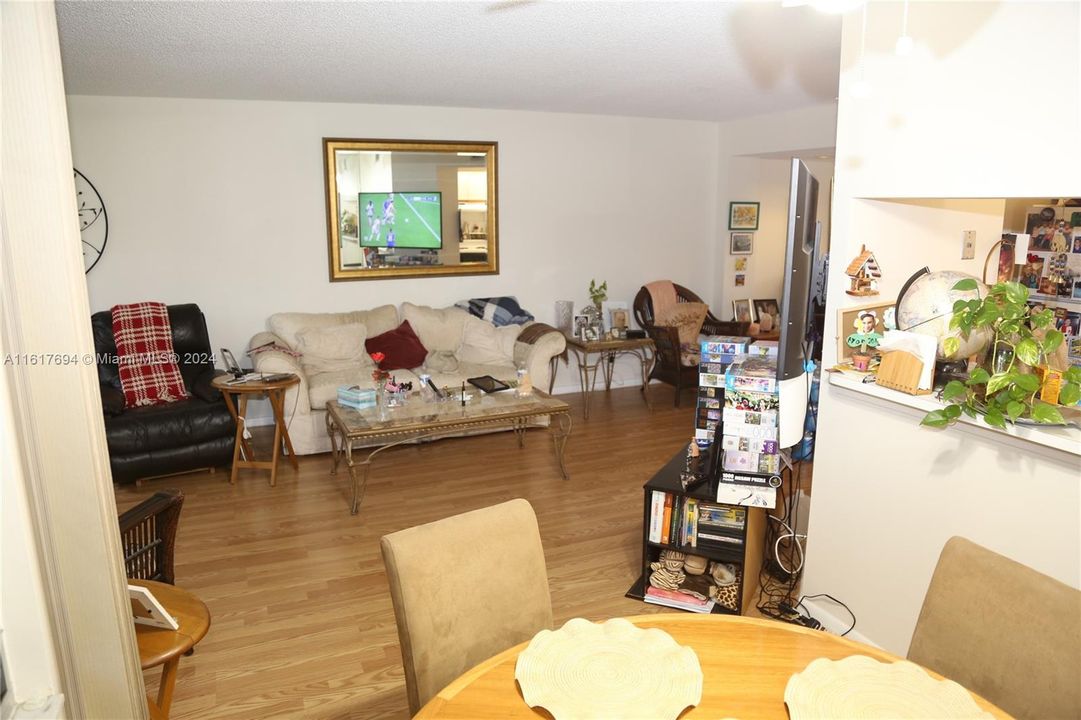 For Sale: $185,000 (1 beds, 1 baths, 840 Square Feet)