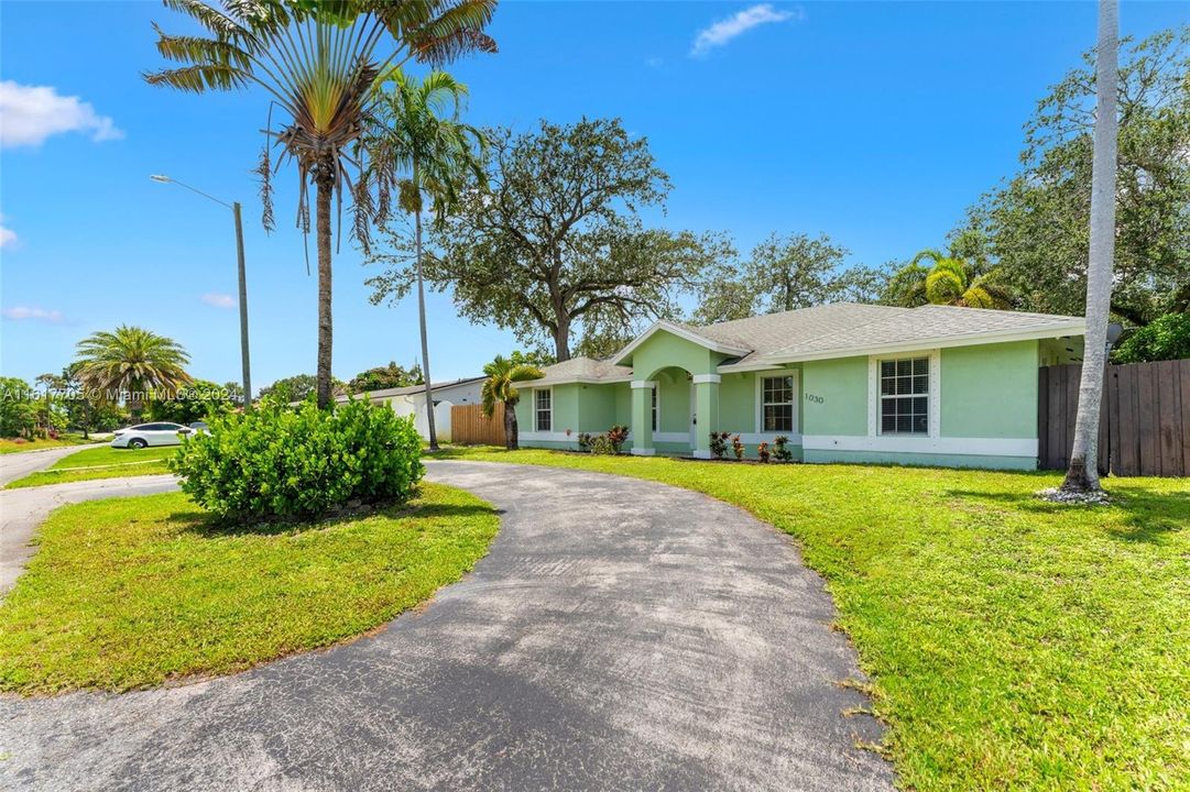 For Sale: $640,000 (3 beds, 2 baths, 1638 Square Feet)