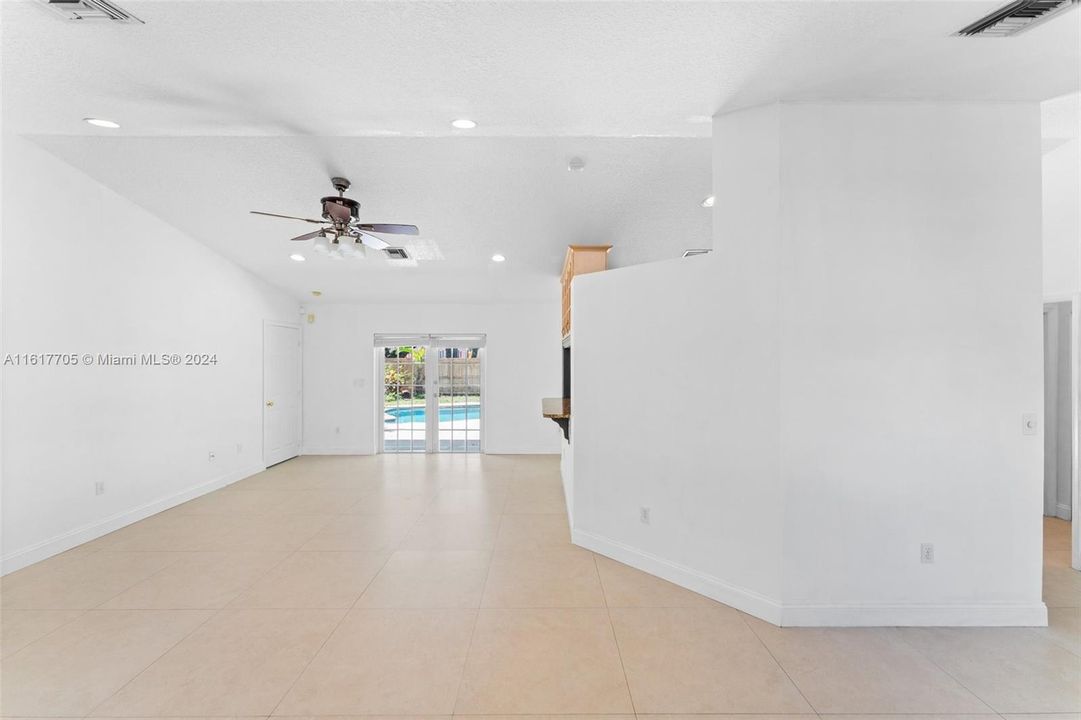 Recently Sold: $640,000 (3 beds, 2 baths, 1638 Square Feet)