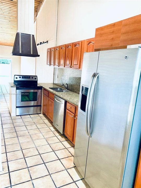 For Sale: $330,000 (2 beds, 2 baths, 1076 Square Feet)