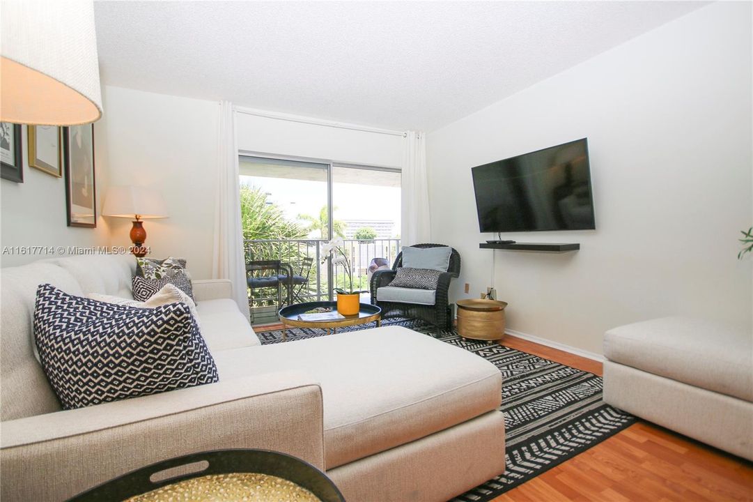 Recently Rented: $1,995 (1 beds, 1 baths, 715 Square Feet)