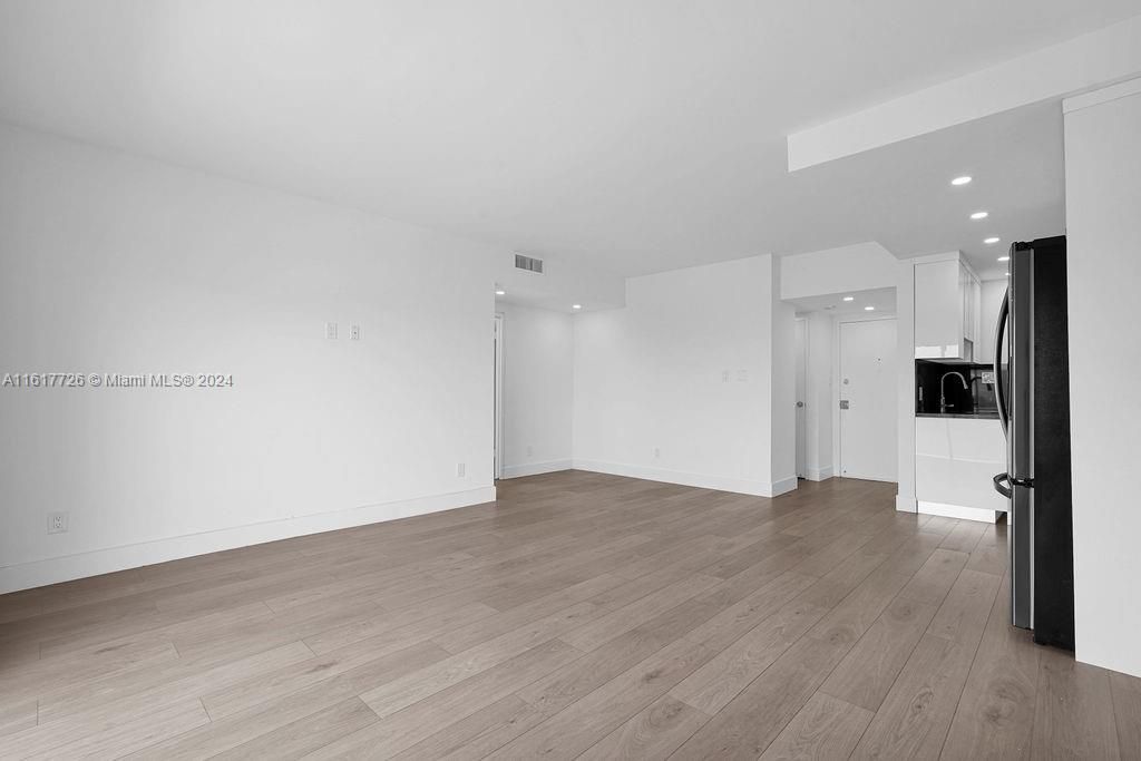 Recently Rented: $2,200 (1 beds, 1 baths, 696 Square Feet)