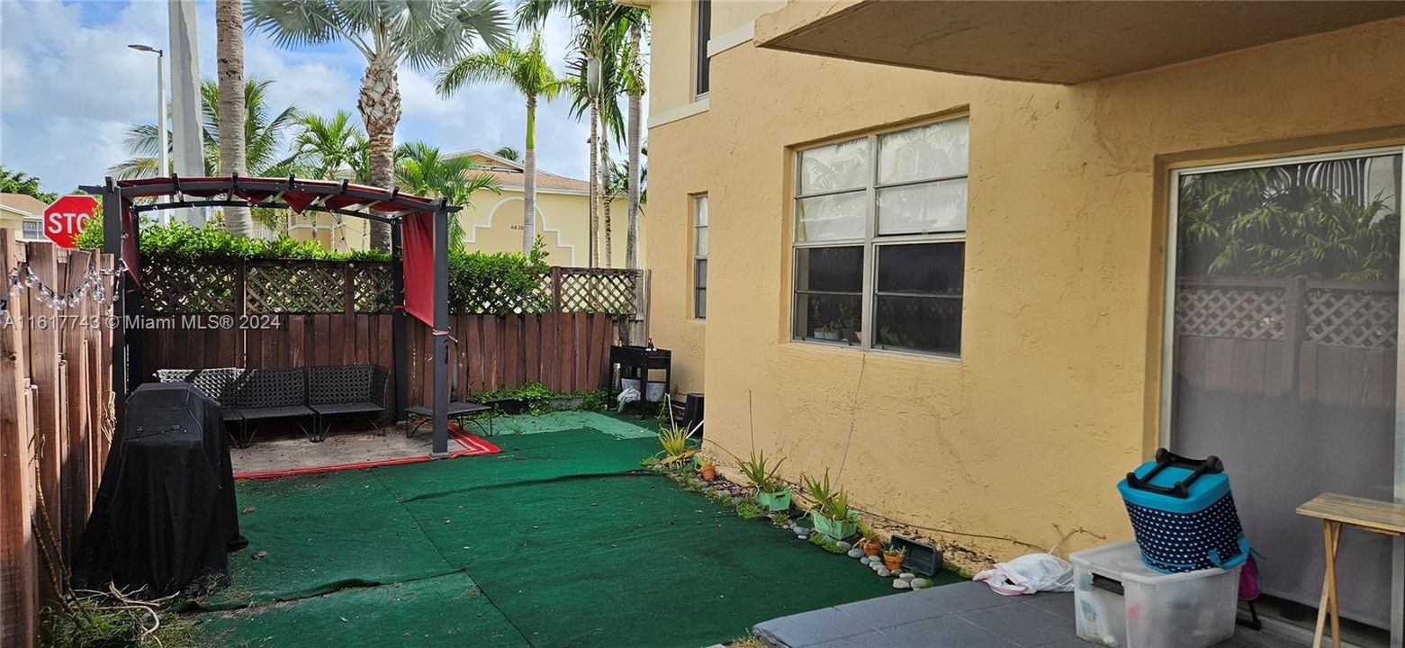 For Rent: $2,450 (2 beds, 2 baths, 1060 Square Feet)