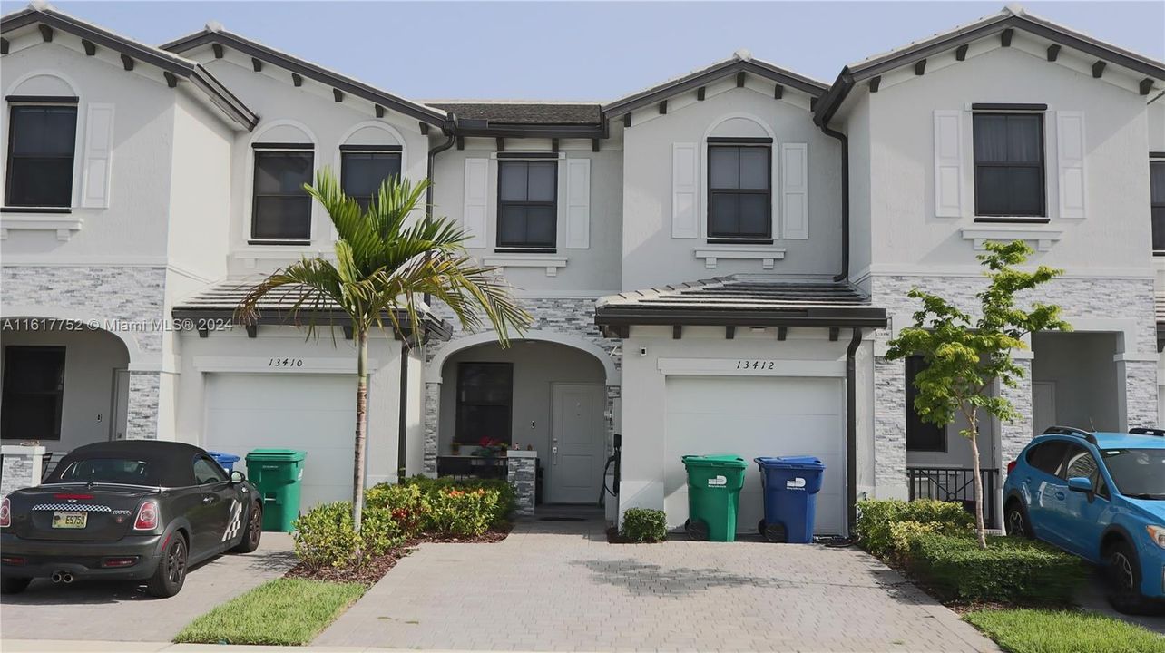 Recently Sold: $450,000 (3 beds, 2 baths, 1331 Square Feet)