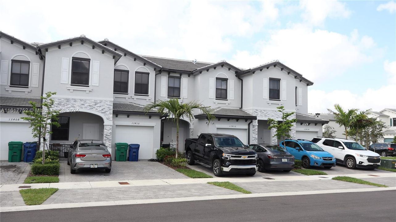 Recently Sold: $450,000 (3 beds, 2 baths, 1331 Square Feet)