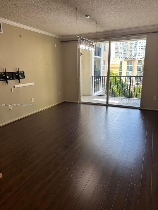 For Rent: $2,500 (1 beds, 1 baths, 715 Square Feet)