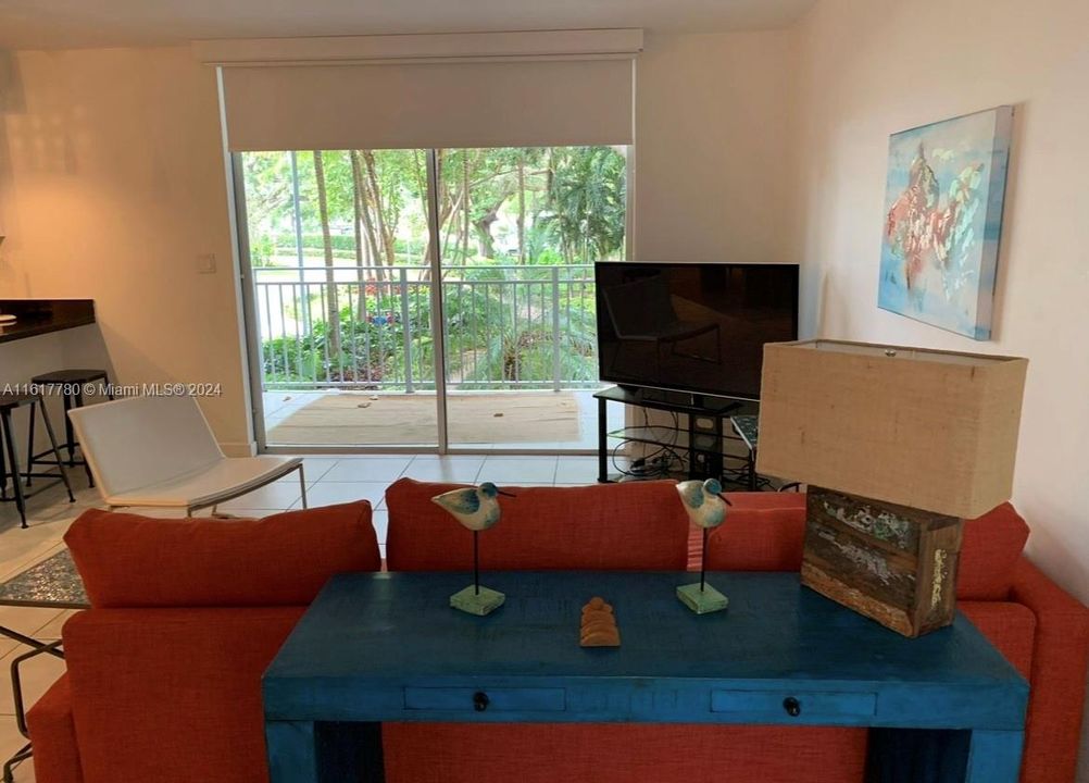 For Rent: $2,600 (1 beds, 1 baths, 741 Square Feet)