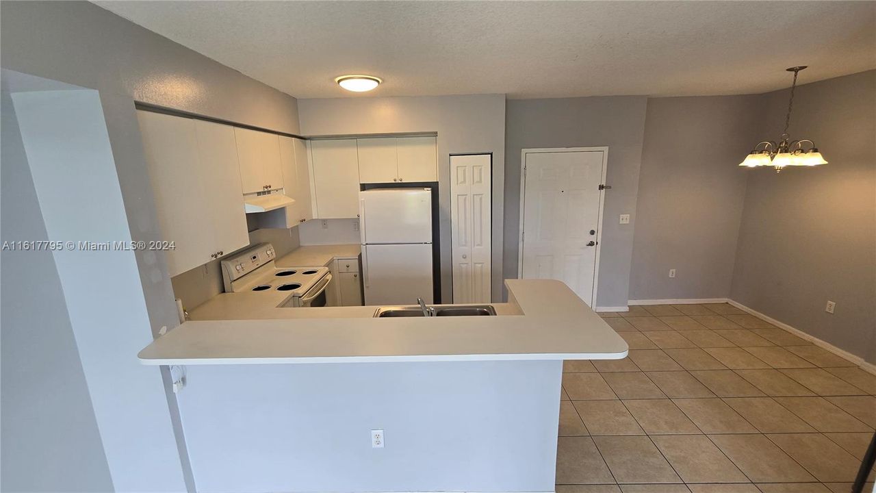 For Rent: $2,100 (2 beds, 2 baths, 809 Square Feet)