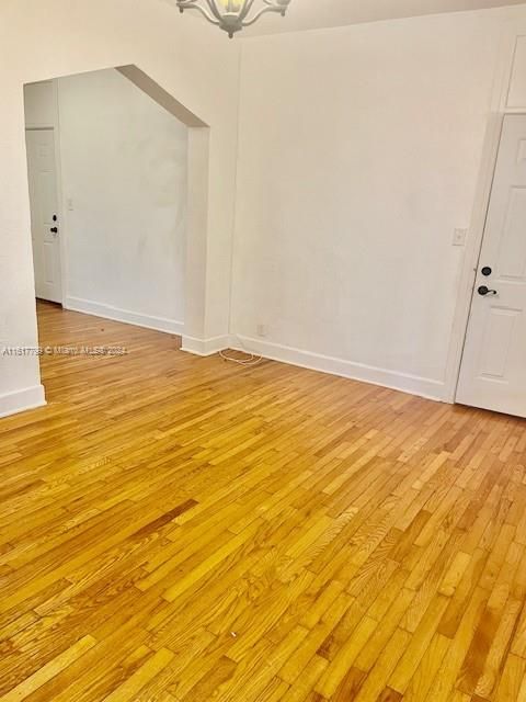 For Rent: $2,400 (1 beds, 1 baths, 3855 Square Feet)