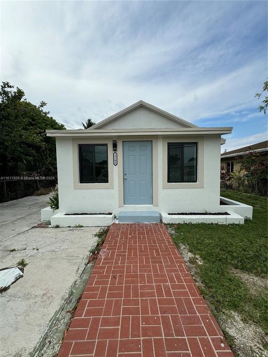 For Rent: $2,900 (2 beds, 1 baths, 1352 Square Feet)