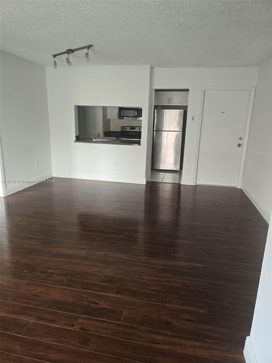 For Rent: $2,400 (3 beds, 2 baths, 993 Square Feet)