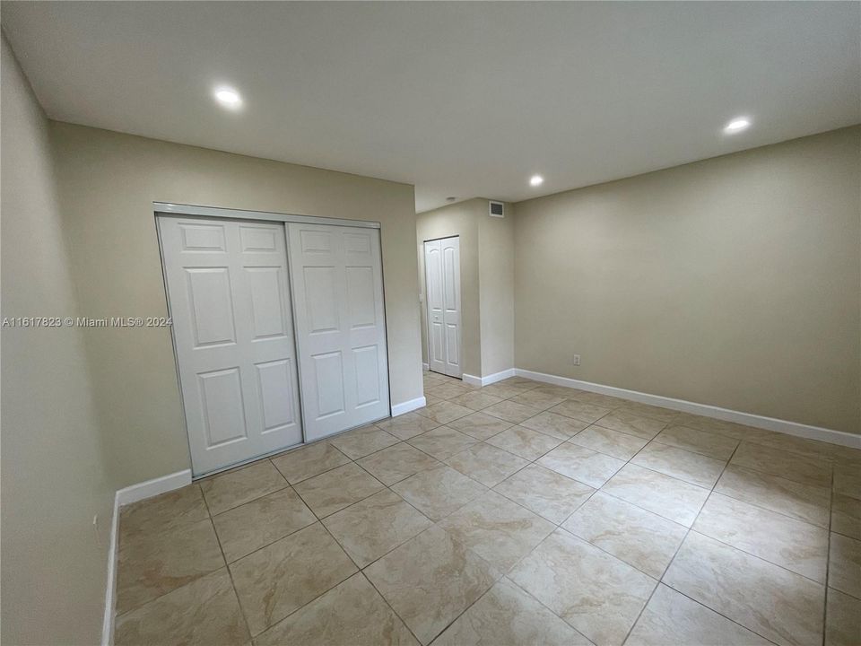 For Sale: $325,000 (2 beds, 1 baths, 804 Square Feet)