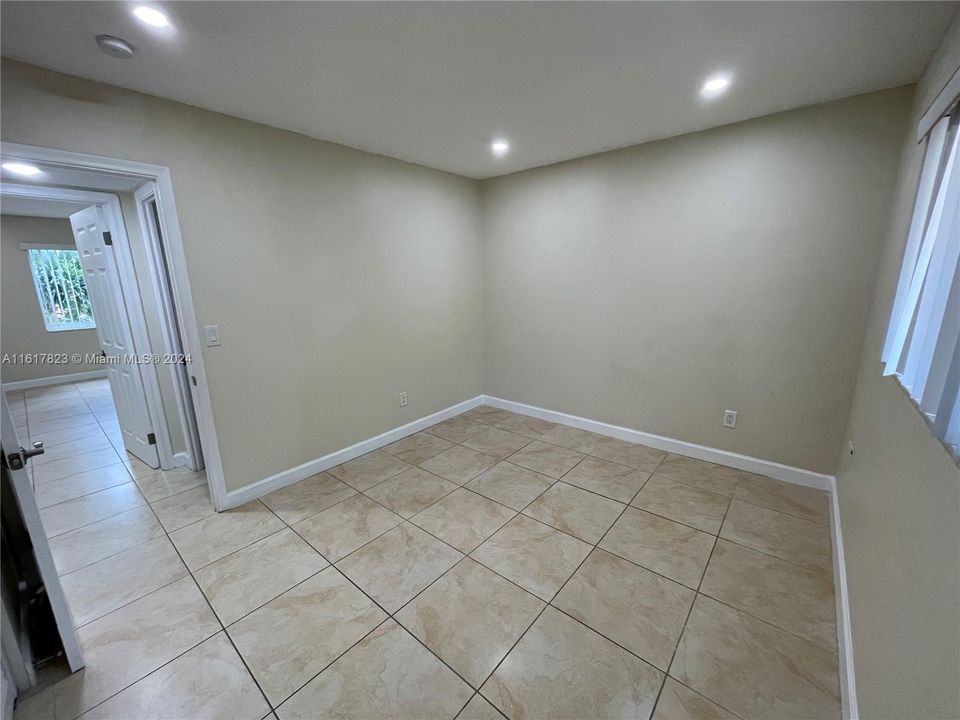 For Sale: $325,000 (2 beds, 1 baths, 804 Square Feet)