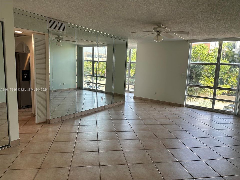 For Rent: $2,050 (1 beds, 1 baths, 725 Square Feet)