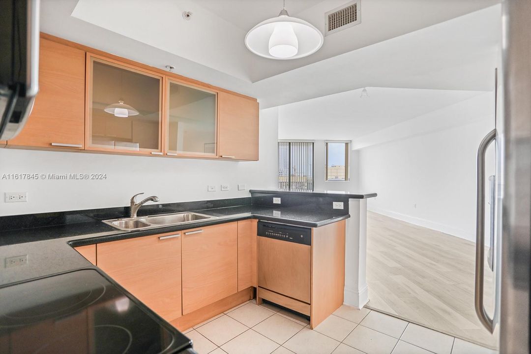 For Sale: $345,000 (2 beds, 1 baths, 1115 Square Feet)