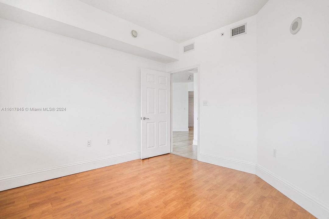 For Sale: $345,000 (2 beds, 1 baths, 1115 Square Feet)