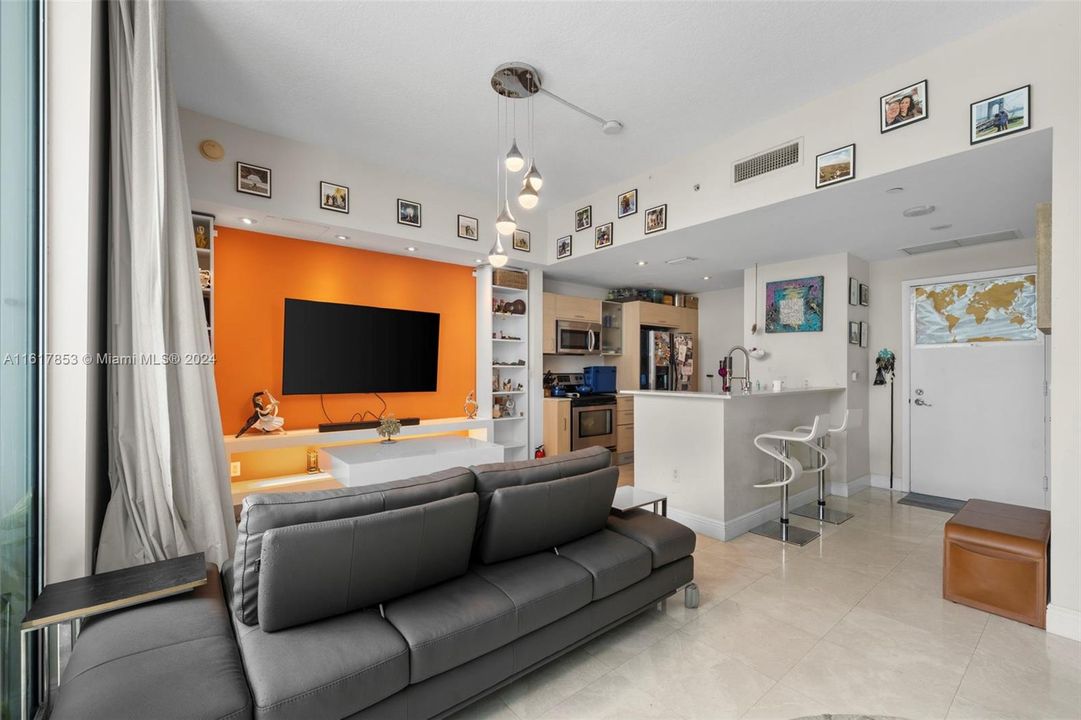 For Sale: $382,000 (1 beds, 1 baths, 659 Square Feet)