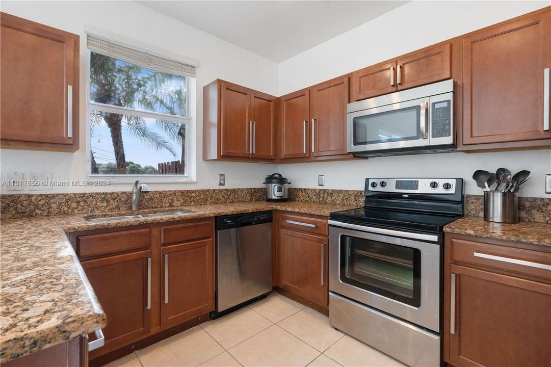 For Rent: $3,650 (3 beds, 2 baths, 1589 Square Feet)