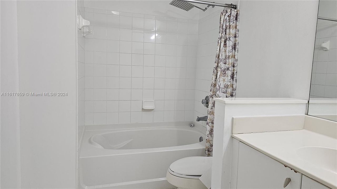 For Rent: $1,800 (1 beds, 1 baths, 885 Square Feet)