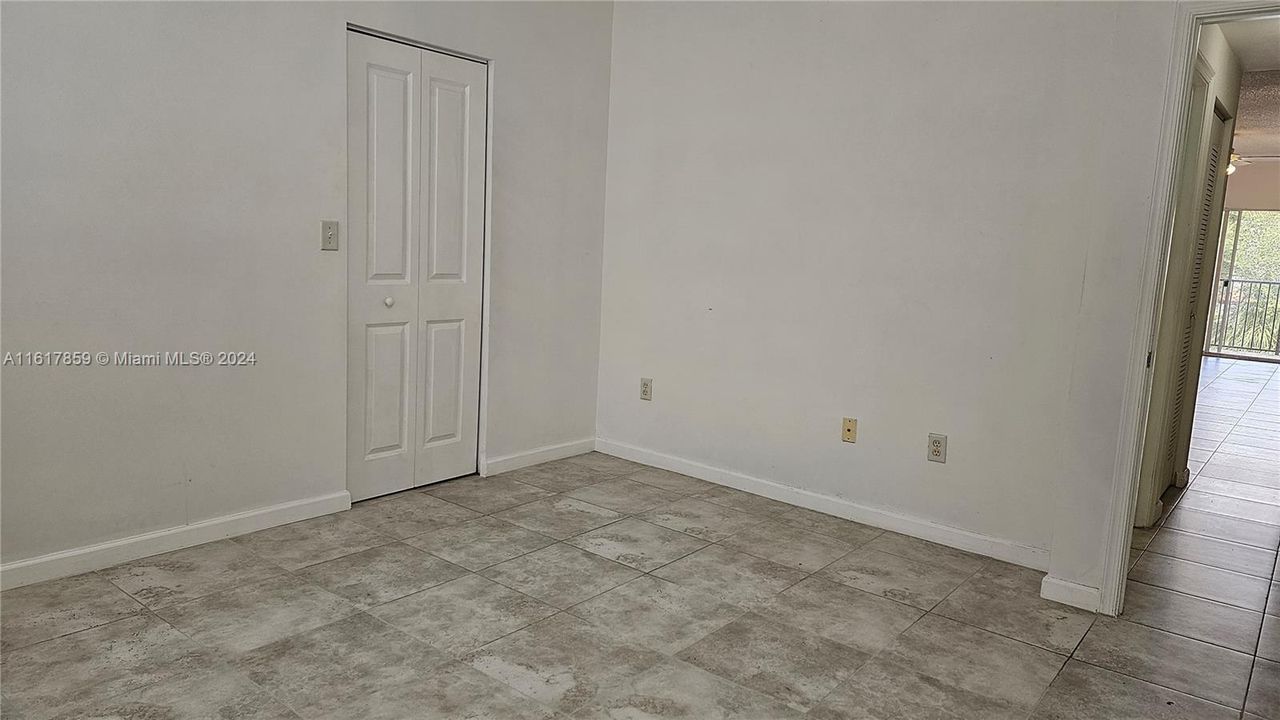 For Rent: $1,800 (1 beds, 1 baths, 885 Square Feet)