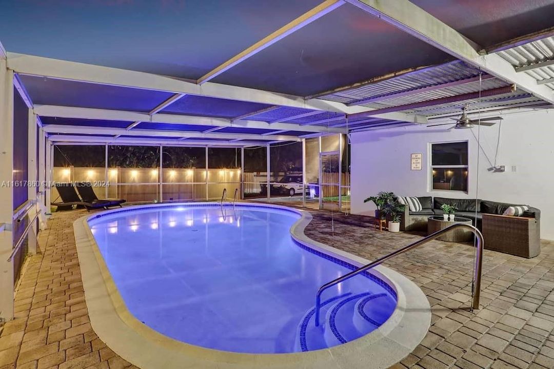 En Venta: $972,995 (4 camas, 3 baños, 1582 Pies cuadrados)