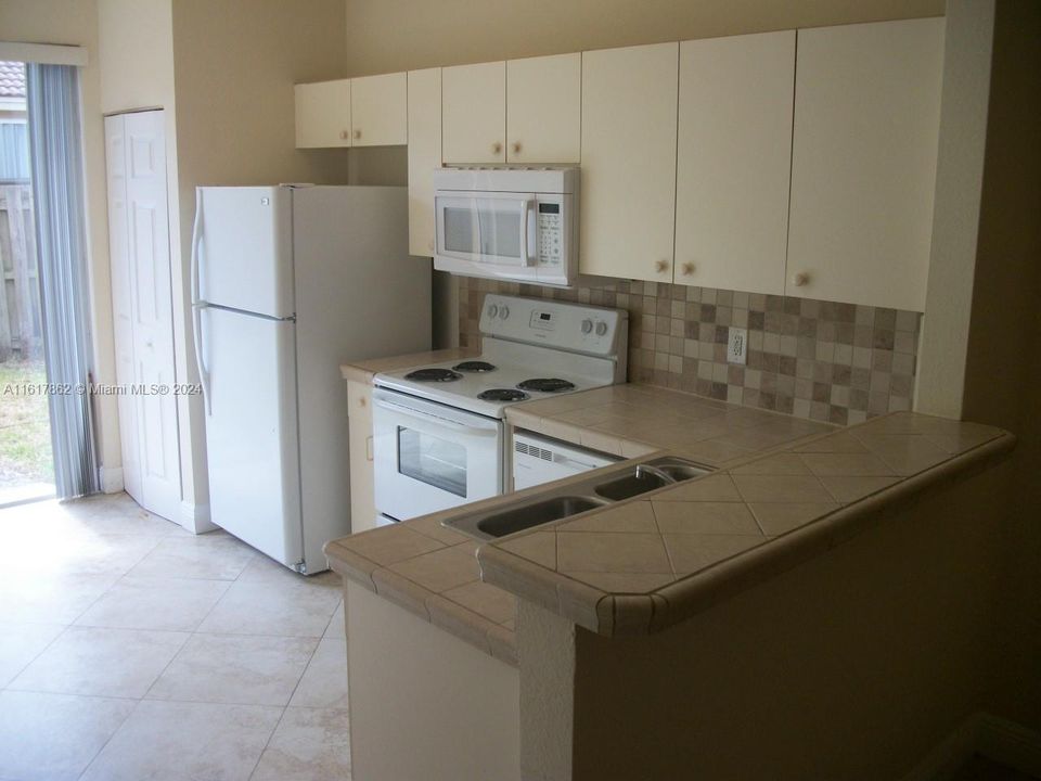 For Rent: $2,200 (3 beds, 2 baths, 1115 Square Feet)