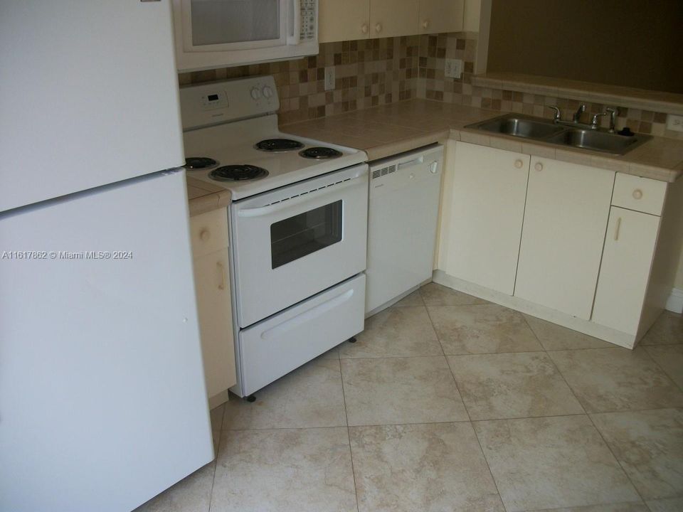 For Rent: $2,200 (3 beds, 2 baths, 1115 Square Feet)