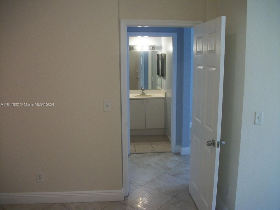 For Rent: $2,200 (3 beds, 2 baths, 1115 Square Feet)