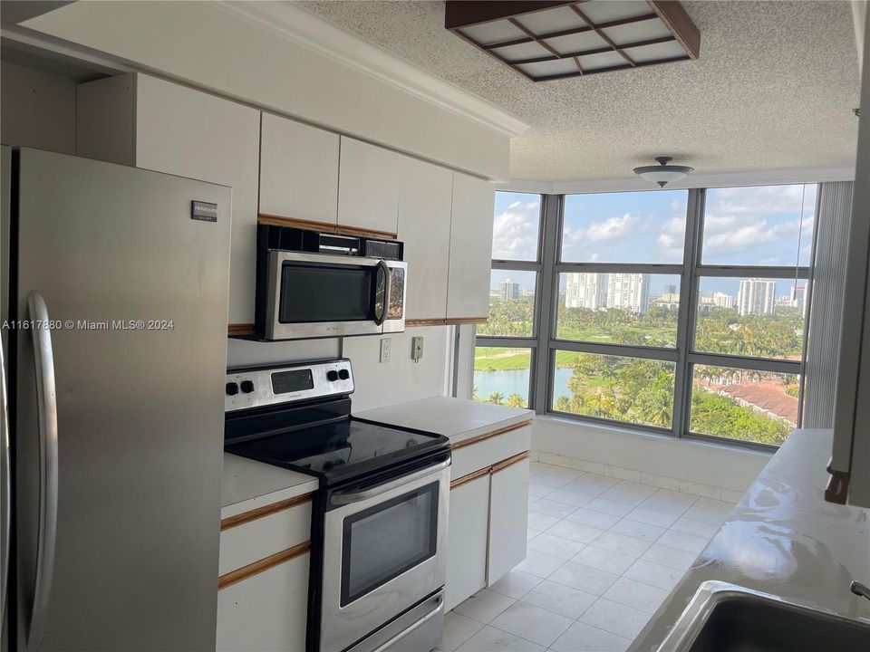 For Sale: $470,000 (2 beds, 2 baths, 1361 Square Feet)
